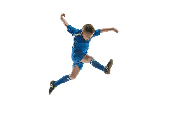 Niño con pelota de fútbol haciendo patada voladora — Foto de Stock