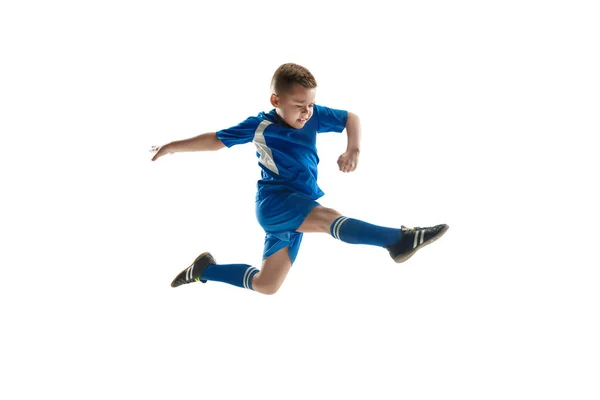 Niño con pelota de fútbol haciendo patada voladora — Foto de Stock