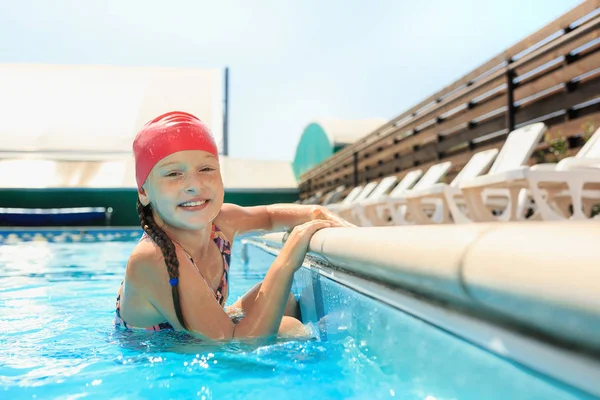 El retrato de feliz sonrisa hermosa adolescente en la piscina —  Fotos de Stock