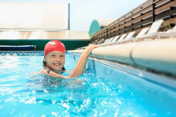 Il ritratto di felice sorridente bella ragazza adolescente in piscina — Foto Stock