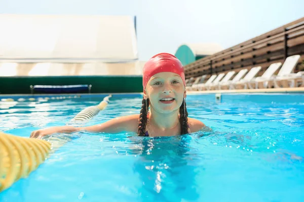 Das Porträt des glücklich lächelnden schönen Teenie-Mädchens am Pool — Stockfoto