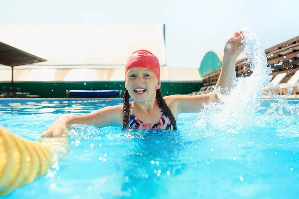 Portret szczęśliwy uśmiechający się Piękna Nastolatka Dziewczyna na basenie — Zdjęcie stockowe