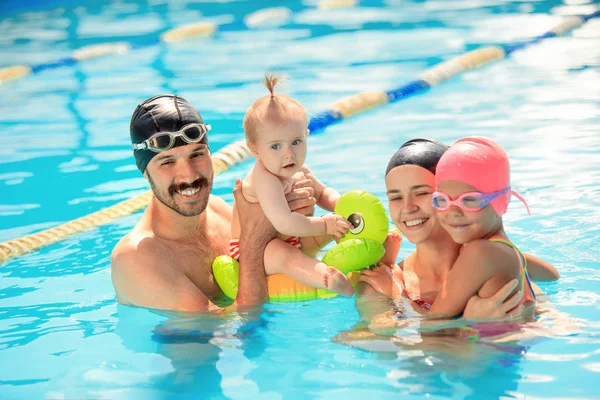 Ευτυχισμένη οικογένεια έχοντας διασκέδαση στην πισίνα — Φωτογραφία Αρχείου