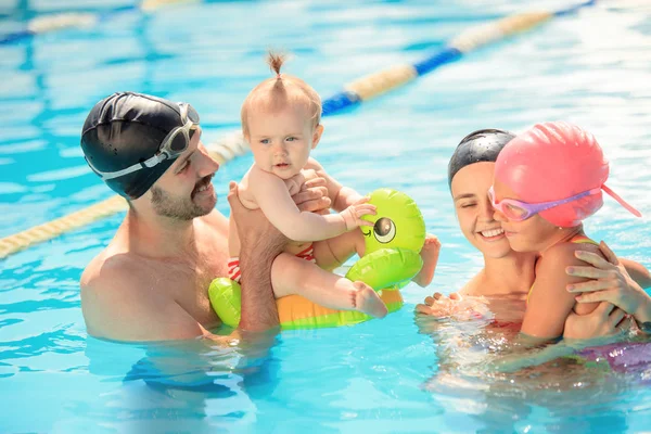 Mutlu aile yüzme havuzunun kenarında eğleniyor — Stok fotoğraf