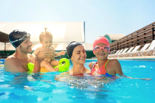 Szczęśliwa rodzina zabawy przy basenie — Zdjęcie stockowe