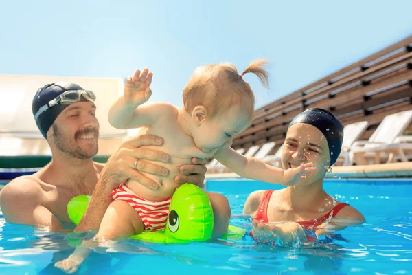 Bonne famille s'amuser au bord de la piscine — Photo
