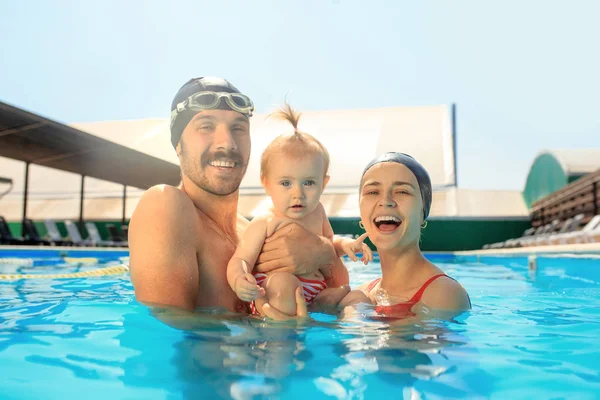 Familia feliz divirtiéndose junto a la piscina —  Fotos de Stock