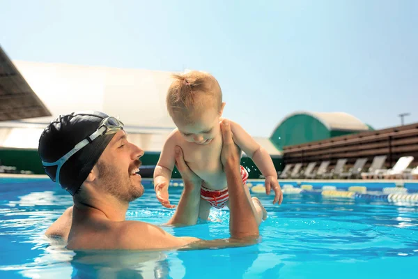Felice famiglia divertirsi a bordo piscina — Foto Stock