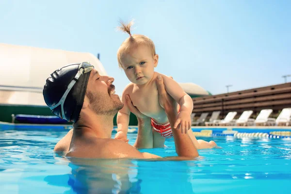 Bonne famille s'amuser au bord de la piscine — Photo