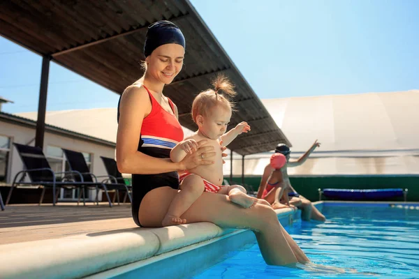 Mutlu aile yüzme havuzunun kenarında eğleniyor — Stok fotoğraf