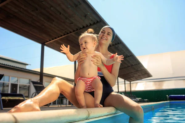 Família feliz se divertindo na piscina — Fotografia de Stock