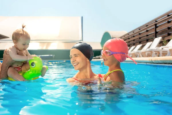 Felice famiglia divertirsi a bordo piscina — Foto Stock