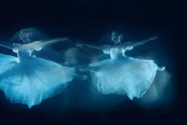 Foto sebagai seni - tarian sensual dan emosional dari balerina yang indah melalui tabir — Stok Foto