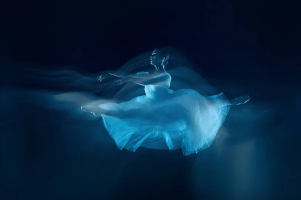 Foto como arte - uma dança sensual e emocional da bela bailarina através do véu — Fotografia de Stock