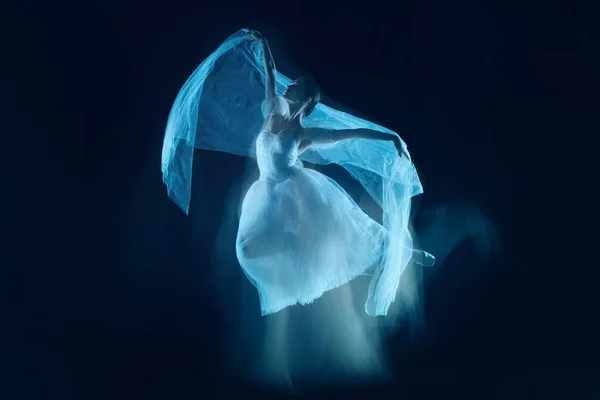 Foto como arte - uma dança sensual e emocional da bela bailarina através do véu — Fotografia de Stock