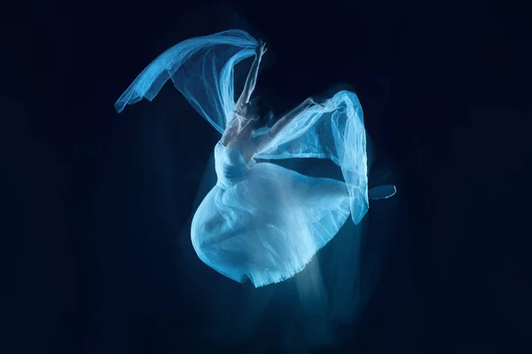 Photo comme art - une danse sensuelle et émotionnelle de la belle ballerine à travers le voile — Photo