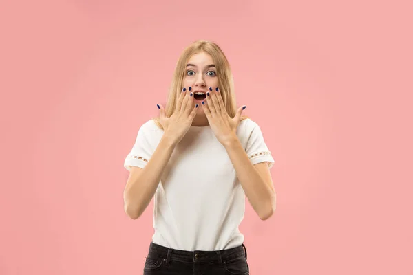 Bella donna sembra sorpreso isolato su rosa — Foto Stock