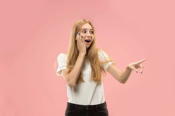 Güzel kadın sürpriz izole üzerinde pembe arıyor — Stok fotoğraf