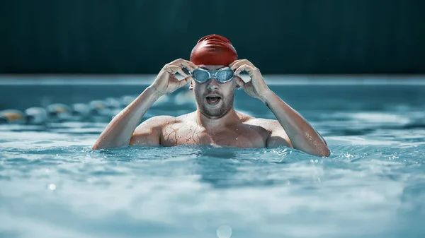 Fitter Schwimmer in Mütze am Pool — Stockfoto