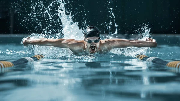 Dynamická a fit plavec v čepici, dýchání, provedení motýl tah — Stock fotografie