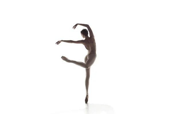 Bailarina. Joven bailarina de ballet femenina elegante bailando aislada en blanco. Belleza del ballet clásico . — Foto de Stock