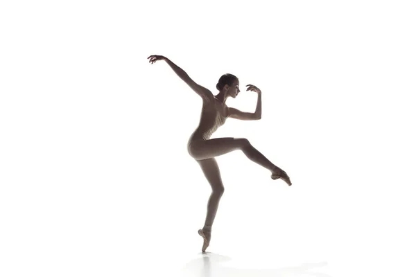 Ballerine. Jeune danseuse de ballet gracieuse dansant isolée sur du blanc. Beauté du ballet classique . — Photo