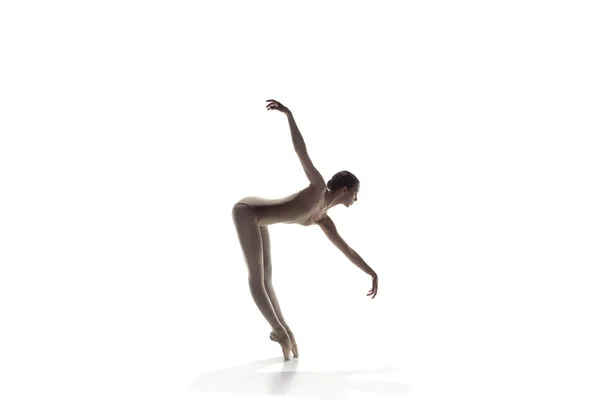 Ballerine. Jeune danseuse de ballet gracieuse dansant isolée sur du blanc. Beauté du ballet classique . — Photo