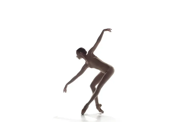 Bailarina. Jovem dançarina de balé graciosa dançando isolada no branco. Beleza de balé clássico . — Fotografia de Stock