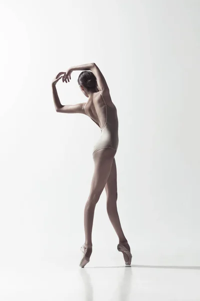 Baleriny. Młoda kobieta balet tancerz taniec na białym tle na biały. Piękno klasyczny balet. — Zdjęcie stockowe