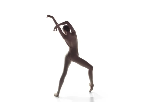 Balerina. Fiatal kecses női balett-táncos táncol a elszigetelt fehér. Szépség, klasszikus balett. — Stock Fotó