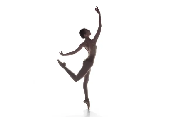 Ballerina. Giovane ballerina di danza femminile graziosa che balla isolata sul bianco. Bellezza del balletto classico . — Foto Stock