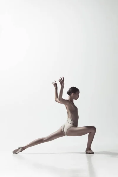 Ballerine. Jeune danseuse de ballet gracieuse dansant isolée sur du blanc. Beauté du ballet classique . — Photo