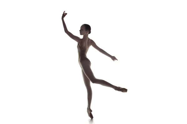 Ballerine. Jeune danseuse de ballet gracieuse dansant isolée sur du blanc. Beauté du ballet classique . — Photo