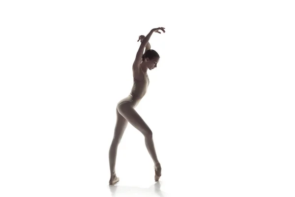 Ballerina. Unga graciösa kvinnliga balettdansös Dans isolerade på vit. Skönheten i klassisk balett. — Stockfoto