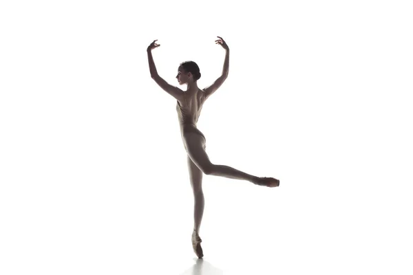 Ballerina. Giovane ballerina di danza femminile graziosa che balla isolata sul bianco. Bellezza del balletto classico . — Foto Stock