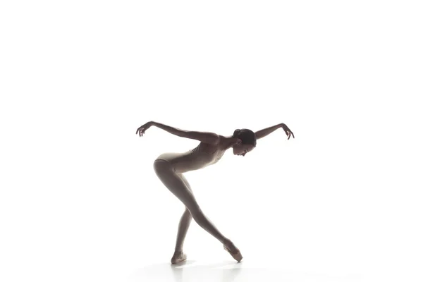 Ballerine. Jeune danseuse de ballet gracieuse dansant isolée sur du blanc. Beauté du ballet classique . — Photo