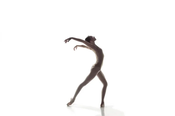Baleriny. Młoda kobieta balet tancerz taniec na białym tle na biały. Piękno klasyczny balet. — Zdjęcie stockowe