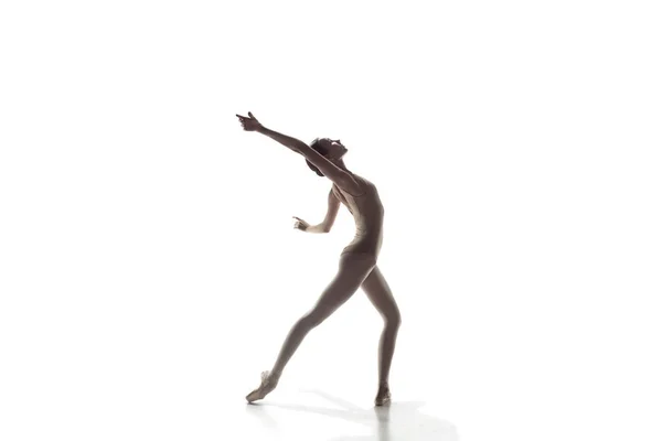 Ballerina. Jonge sierlijke vrouwelijke balletdanser dansen geïsoleerd op wit. Schoonheid van klassiek ballet. — Stockfoto