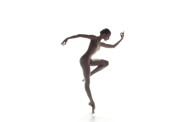 Bailarina. Joven bailarina de ballet femenina elegante bailando aislada en blanco. Belleza del ballet clásico . — Foto de Stock
