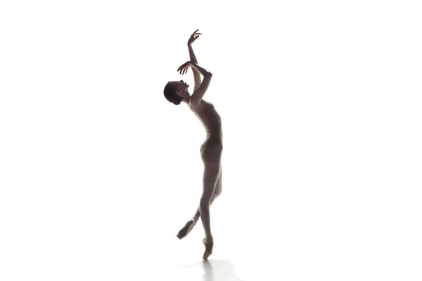 Bailarina. Joven bailarina de ballet femenina elegante bailando aislada en blanco. Belleza del ballet clásico . — Foto de Stock