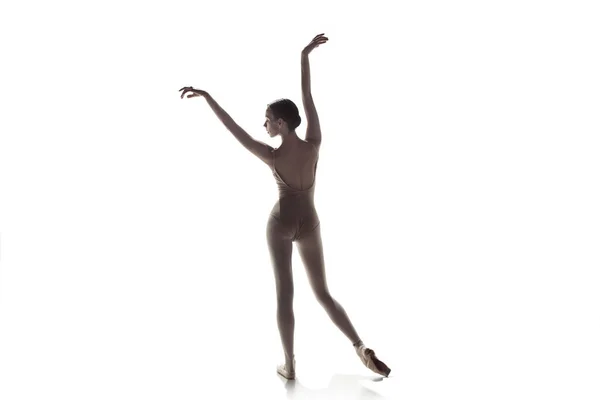 Μπαλαρίνα. Νέοι χαριτωμένο θηλυκό μπαλέτου χορευτής χορό απομονωθεί σε λευκό. Ομορφιά του κλασικού μπαλέτου. — Φωτογραφία Αρχείου