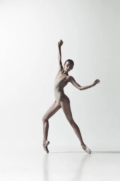 Ballerina. Jonge sierlijke vrouwelijke balletdanser dansen geïsoleerd op wit. Schoonheid van klassiek ballet. — Stockfoto