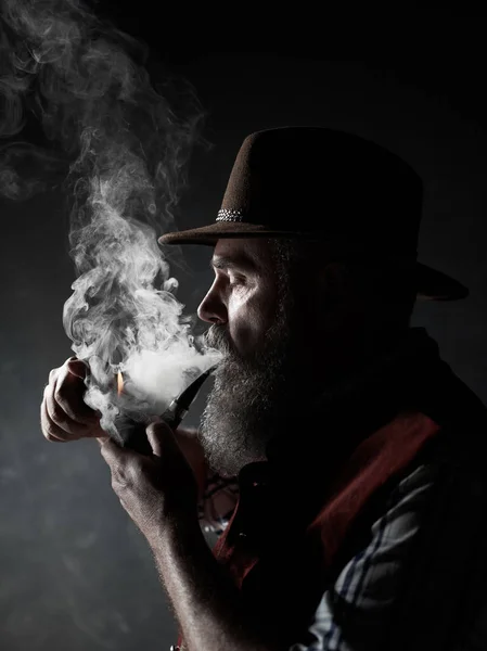 Dramático retrato de la pipa de tabaco fumador senior — Foto de Stock