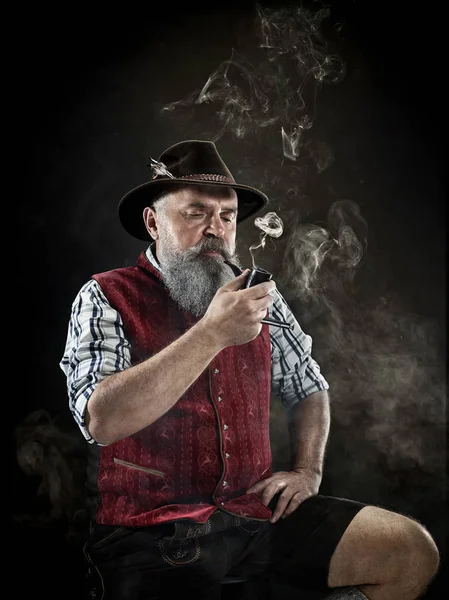 Retrato dramático de fumar cachimbo de tabaco sênior — Fotografia de Stock