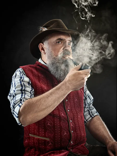 Dramático retrato de la pipa de tabaco fumador senior — Foto de Stock