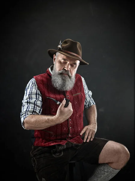 Retrato dramático de fumar cachimbo de tabaco sênior — Fotografia de Stock