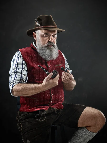 Retrato dramático de fumar cachimbo de tabaco sênior — Fotografia de Stock