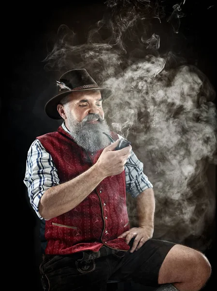 Dramatisches Porträt von Senioren, die Tabakpfeife rauchen — Stockfoto