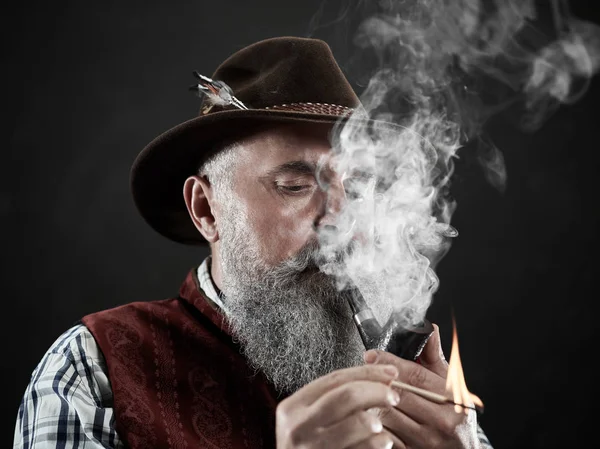 Retrato dramático en blanco y negro de pipa de tabaco para fumadores senior — Foto de Stock