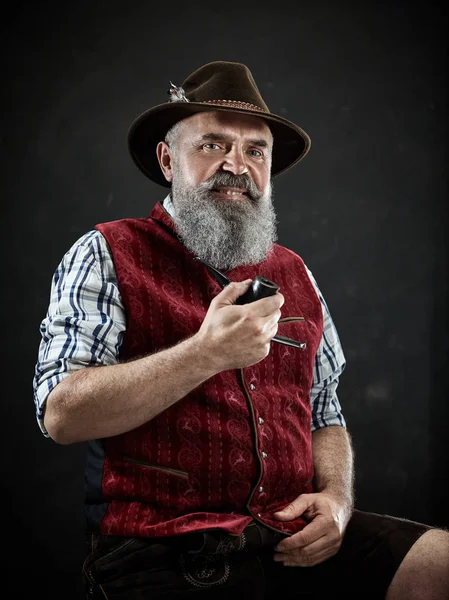 Retrato dramático de fumar cachimbo de tabaco sênior — Fotografia de Stock